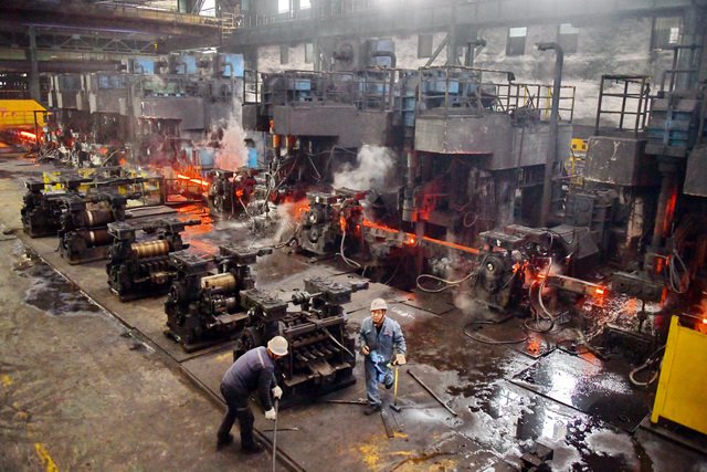 钢铁行业碳排放占全国总量的15%,是制造业中碳排放最高的行业。图为一家钢铁企业生产车间。摄影/章轲